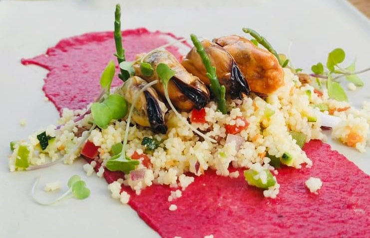 Humus de remolatxa amb tabulé de verdures, musclo i vinagreta de yuzu
