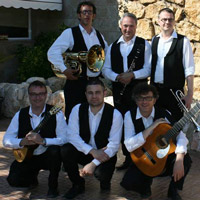 Guardet lo Cantador i la Rondalla