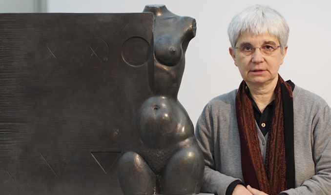 Judit Subirachs amb l'escultura de bronze 'Petita Galatea' (1978)