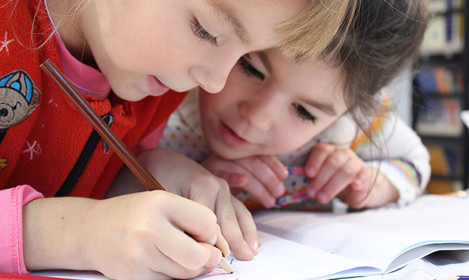 Nenes a l'escola