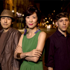Eri Yamamoto Trio, Eri Yamamoto, piano
, Masa Kamaguchi, contrabaix,
David Xirgu, bateria, Jazz Eri Yamamoto Trio, Eri Yamamoto, piano
, Masa Kamaguchi, contrabaix,
David Xirgu, bateria, Jazz