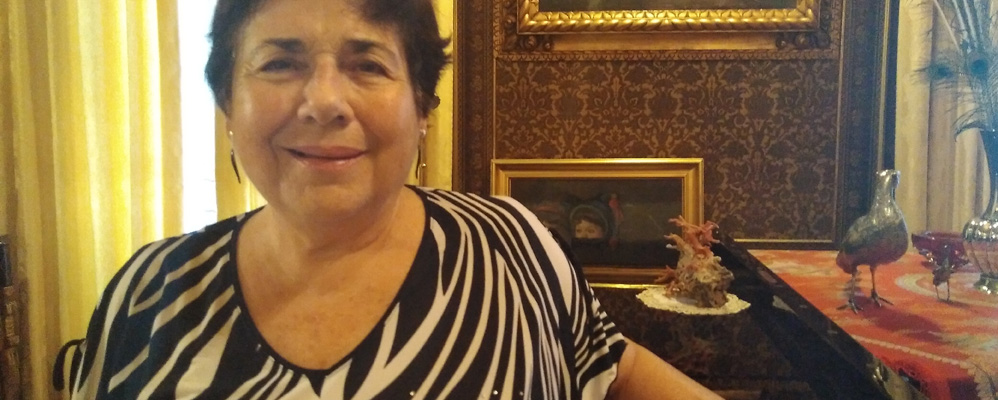 Leonora Milà amb el piano a casa seva.