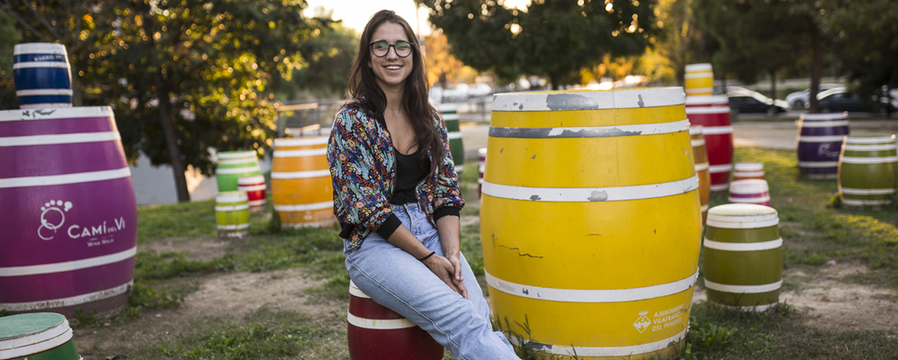L'artista Mariona Ríos al parc de Sant Julià de VIlafranca del Penedès
