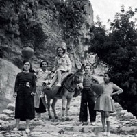Ruta amb burro - Fotografia antiga en blanc i negre Ruta amb burro - Fotografia antiga en blanc i negre