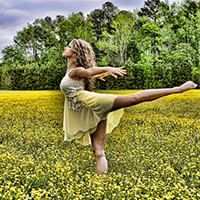 Imatge de noia ballant en plena natura Imatge de noia ballant en plena natura