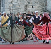 Els Fadrins de Vielha en la seva dansa tradicional Els Fadrins de Vielha en la seva dansa tradicional