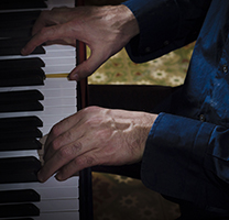 Les mans d'Ignacio Henderson al piano Les mans d'Ignacio Henderson al piano