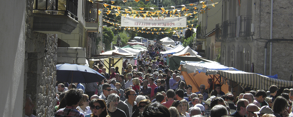 Parades i visitants de la Fira de la Pobleta de Bellveí, a la Vall Fosca Parades i visitants de la Fira de la Pobleta de Bellveí, a la Vall Fosca