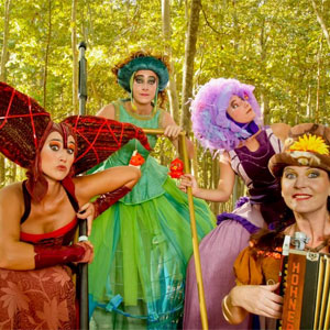 Espectacle Itinerant ‘Ses Altíssimes’ a càrrec de la companyia Estampades Espectacle Itinerant ‘Ses Altíssimes’ a càrrec de la companyia Estampades