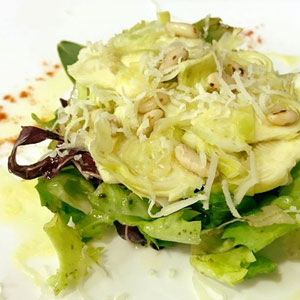 Amanida de carxofes amb pinyons i parmesà - Hotel Restaurant Diego Amanida de carxofes amb pinyons i parmesà - Hotel Restaurant Diego