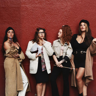 Divinas y encontradas