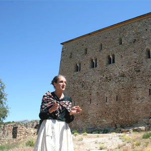 Visita teatralitzada al Castell de Llordà amb l'Esperanceta Visita teatralitzada al Castell de Llordà amb l'Esperanceta
