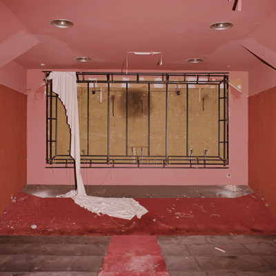 Instal·lació 'Una flor blanquíssima' d'Adrià Julià, La Panera, Lleida, 2021 Instal·lació 'Una flor blanquíssima' d'Adrià Julià, La Panera, Lleida, 2021