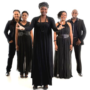 Grup de Gospel Heavenly Praise, liderat per la cantant i compositora Emma Lamadji.