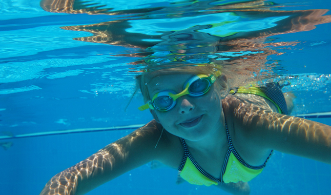 Una nena a la piscina