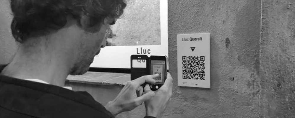 Lluc Queralt amb el QR de la seva obra al Photo KM0. Lluc Queralt amb el QR de la seva obra al Photo KM0.