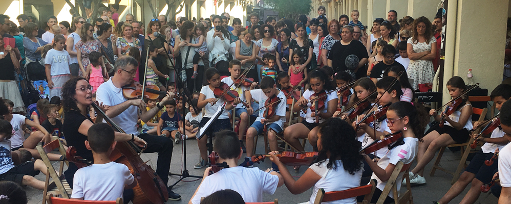 Els nens i nenes de l'escola Pau Boada durant el Dia de la Música Els nens i nenes de l'escola Pau Boada durant el Dia de la Música
