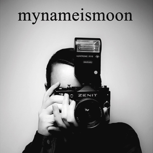 Exposició d'autorretrats de Montse Capel 'Mynameismoon'