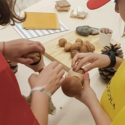 Taller familiar 'Sentiràs la fusta. Experiència amb els cinc sentits', Museu del Disseny, Barcelona, 2022 Taller familiar 'Sentiràs la fusta. Experiència amb els cinc sentits', Museu del Disseny, Barcelona, 2022