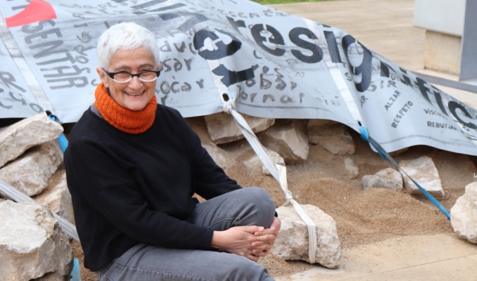 Nora Ancarola amb un dels resultats de les accions deslocalitzades amb ESARDI i la Fundació Pere Mata. Nora Ancarola amb un dels resultats de les accions deslocalitzades amb ESARDI i la Fundació Pere Mata.