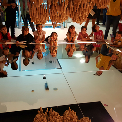 Activitat 'Observem, escoltem i toquem en família' - Gaudí Centre Reus Activitat 'Observem, escoltem i toquem en família' - Gaudí Centre Reus