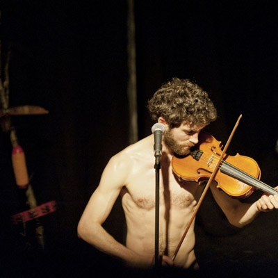 Espectacle 'SunBengSitting' de Simon Mayer