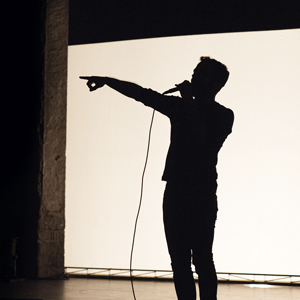 Espectacle 'Non muttum: poesia sonora en escena' a càrrec d'Eduard Escoffet i Carles Borràs