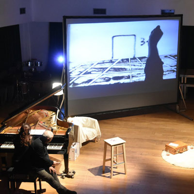 Espectacle 'Postals presents per a una mare absent' Espectacle 'Postals presents per a una mare absent'