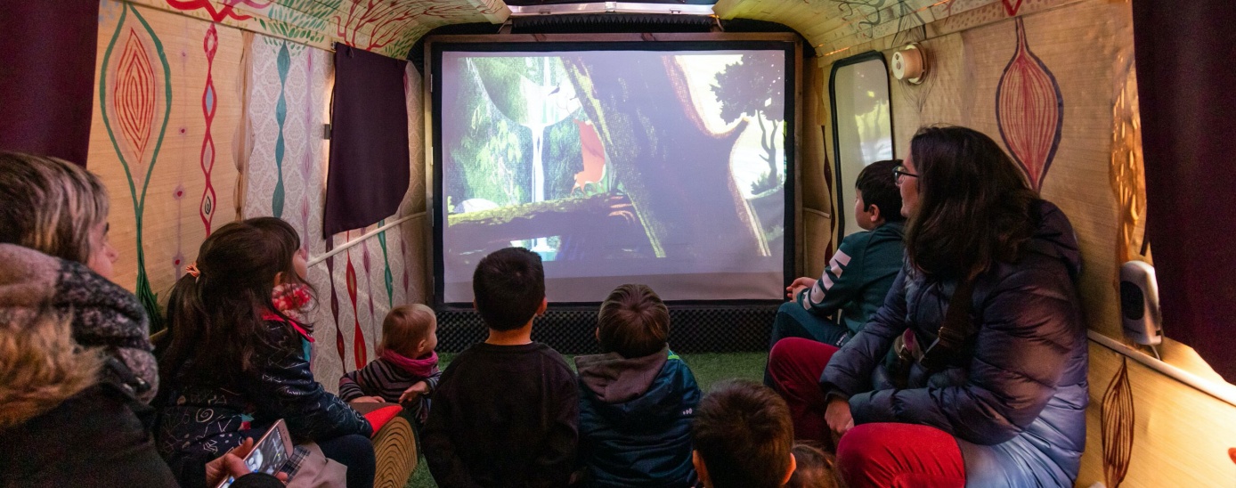 L'interior de la Puck Cinema Caravana.