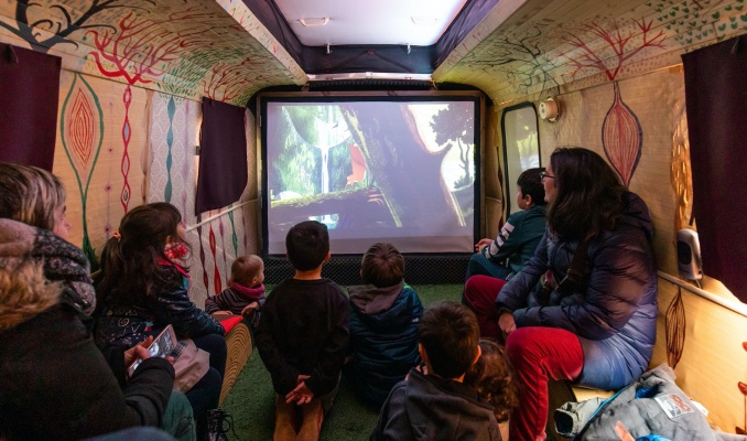 L'interior de la PUCK Cinema Caravana.