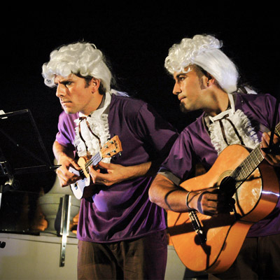 Espectacle 'Qué raro... ¿verdad?' de la compania Los Infondundibles Espectacle 'Qué raro... ¿verdad?' de la compania Los Infondundibles