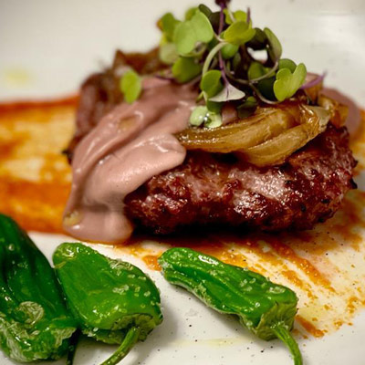 Hamburguesa de vedella de la Finca, amb ceba caramel·litzada a l'Oporto - Hotel Restaurant Diego Hamburguesa de vedella de la Finca, amb ceba caramel·litzada a l'Oporto - Hotel Restaurant Diego