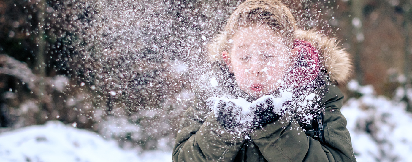 Nen jugant amb la neu