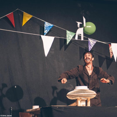 Espectacle 'Teatre de paper' - Cia. Rauxa Espectacle 'Teatre de paper' - Cia. Rauxa