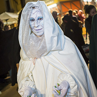 La Tinyosa tota de blanc durant la Nit d'Ànimes