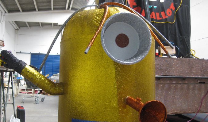 Construcció de la carrossa dels Karallots del Vendrell