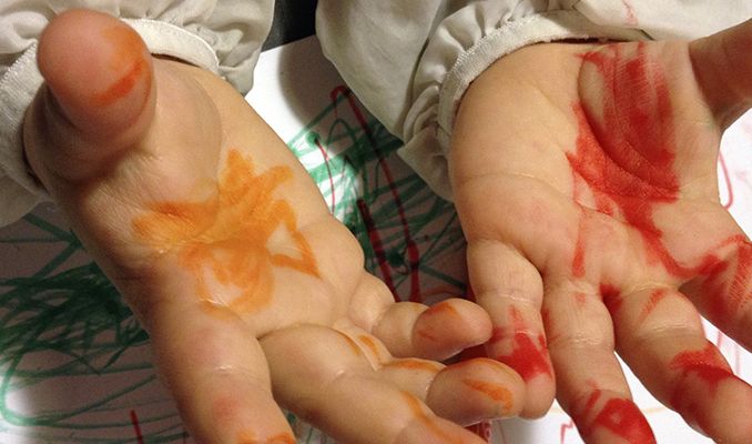 Un infant a l'escola