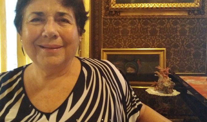 Leonora Milà amb el piano a casa seva.