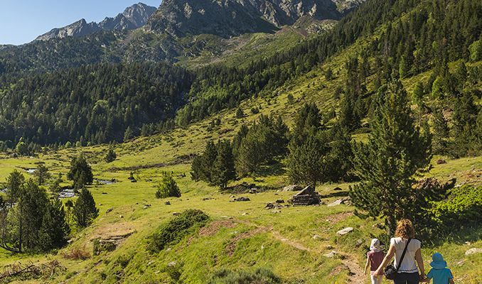Caminar en família en una imatge d'Oscar Rodbag