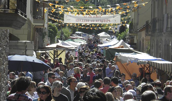 Parades i visitants de la Fira de la Pobleta de Bellveí, a la Vall Fosca