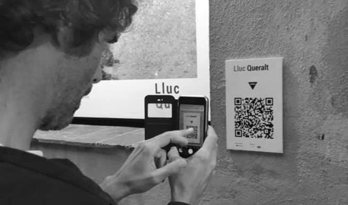 Lluc Queralt amb el QR de la seva obra al Photo KM0.