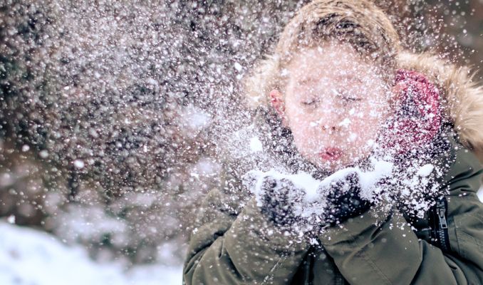 Nen jugant amb la neu
