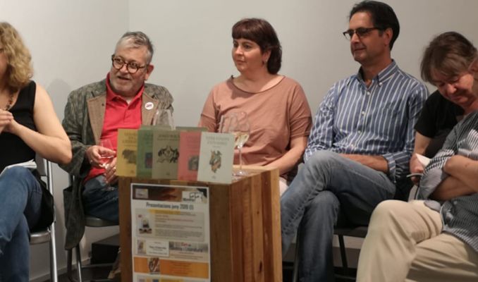 Montserrat Serra amb cinc autors de la col·lecció Envinats.  D'esquerra a dreta: Montserrat Serra, Narcís Comadira, Cristina Armengol, Vicenç Pagès, Imma Merino i Enric Satué