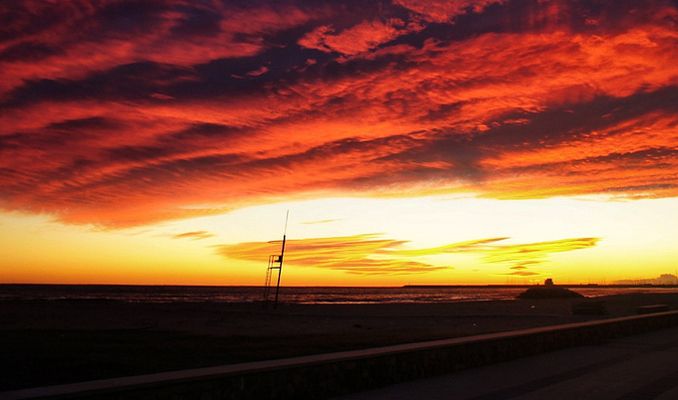Posta de sol a la platja de Cunit (J_O_N_A_X - Flickr)