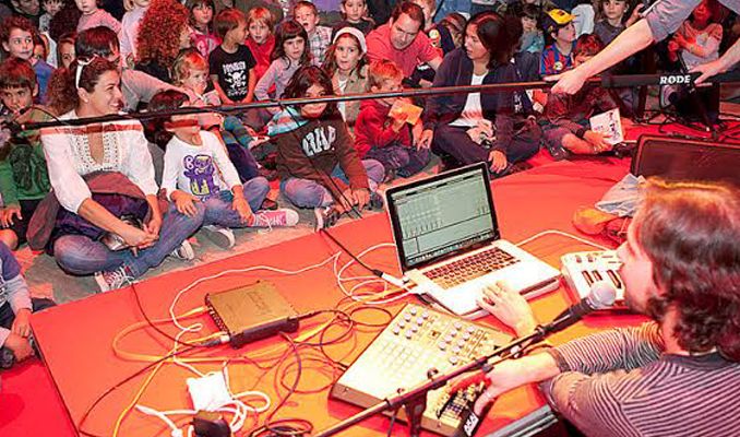 'Guillamino a la classe de les Girafes', taller de música electrònica