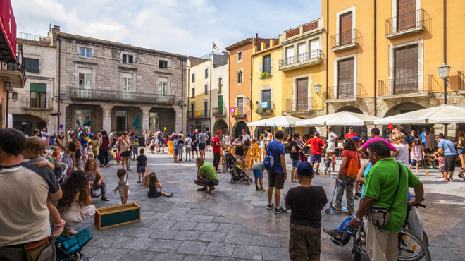 Plaça de la Vila de Torroella de Montgrí Plaça de la Vila de Torroella de Montgrí
