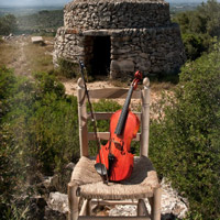 Cadira i violí a la Barraca de Quicolis