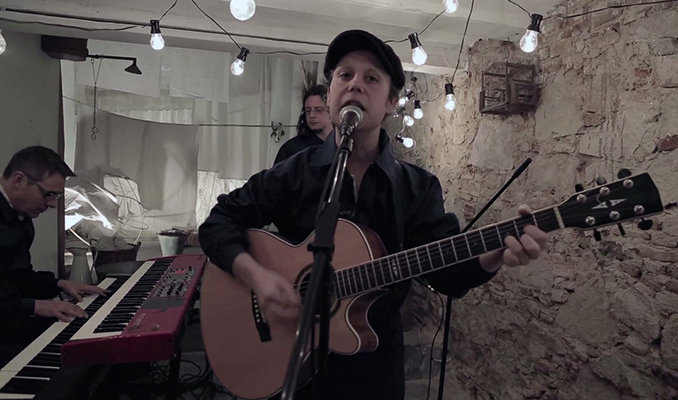 Daniel Sáez al videoclip 'Nits'