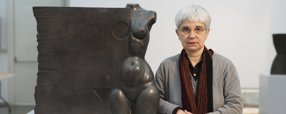 Judit Subirachs amb l'escultura de bronze 'Petita Galatea' (1978)