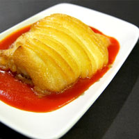 Plat de bacallà amb salsa de tomàquet Plat de bacallà amb salsa de tomàquet